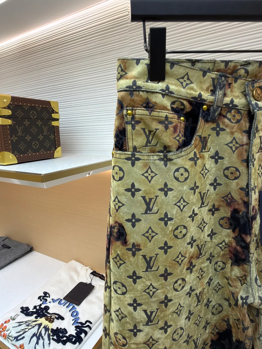 LOUIS VUITTON bonfire flocked denim trousers ●Original version: purchased and developed by 12889 ●Item number: 1681659-C55 ●Fabric: jacquard flocked denim fabric ●Technology: Shaohua production ●Version: fitted version ●Weight: about 850 grams ●Size: 30-32-34-36 ●Description: Jacquard flocked denim fabric using twill weave. The texture is thick and the twill texture and clear lines have been properly processed. The fabric is custom-dyed and spun yarn is flocked, with the classic presbyopia pattern throughout. The entire piece of garment is cut using infrared laser positioning. The body is cut by hand to match the pattern. The pieces are cut and positioned to match the pattern. The entire width of the garment is fixed with single-needle embroidery in thick lines. From the waistband, trouser pockets, and pockets, all are made to high-end sewing standards, and multiple processes are exclusively developed and customized, resulting in huge fabric losses. Each piece is made by a master with rich washing experience. He uses gauze to dip acrylic paint and apply it evenly on the flocking surface by hand according to the original positioning method. The dyeing time is controlled, and the scrap rate of defective products is extremely high. Each large piece presents a unique fire cloud effect. The overall wiring is straight and delicate, the fabric is comfortable and soft, and the color is consistent without color difference. It can be matched with the same style to create a fashionable look and control various occasions. Customized accessories, complete with three standards, same style for men and women!